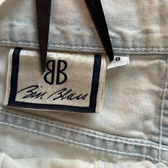 Vintage Pleated Denim Shorts – Size 6 🌟(Bill Blass) - Picture 7 of 10